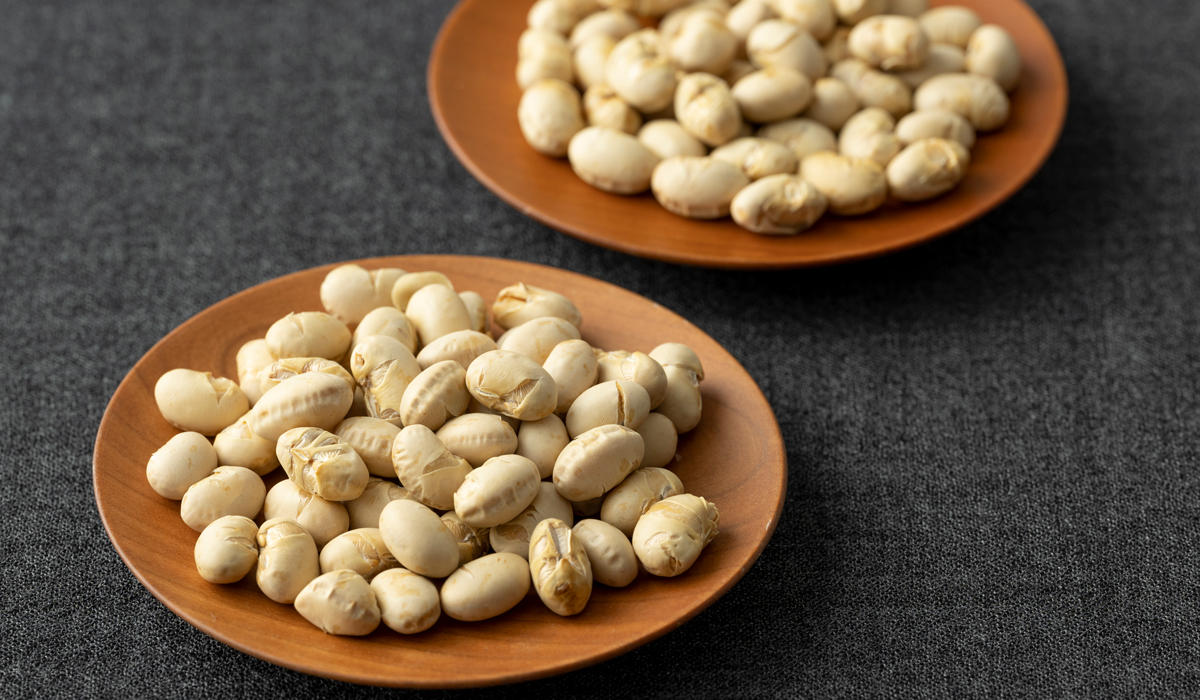 北海道産の大豆を丁寧に煎り上げた、甘みあるソフト煎り大豆