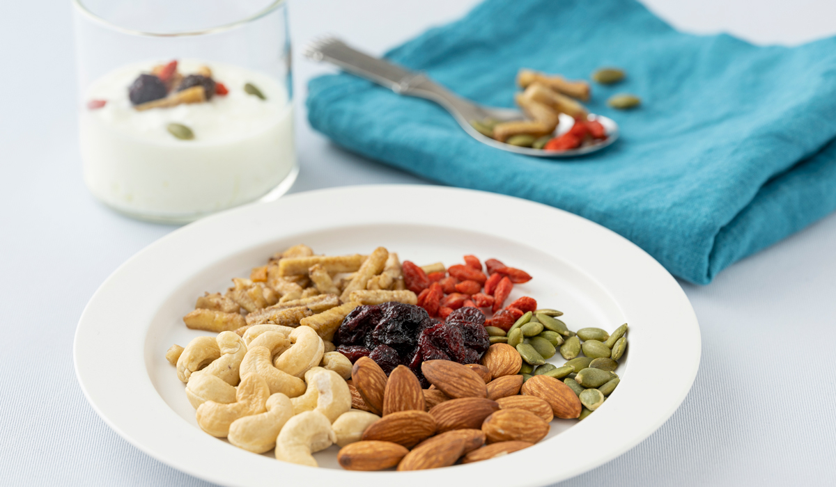 バナナや、クランベリーのドライフルーツと素煎りナッツを使用した、ドライフルーツ＆ナッツミックス