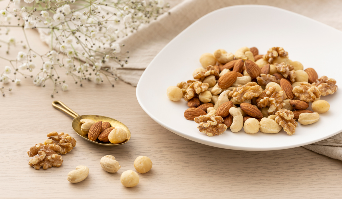 食塩不使用のアーモンド、くるみ、カシューナッツ、マカダミアナッツを使用した素煎りミックスナッツ